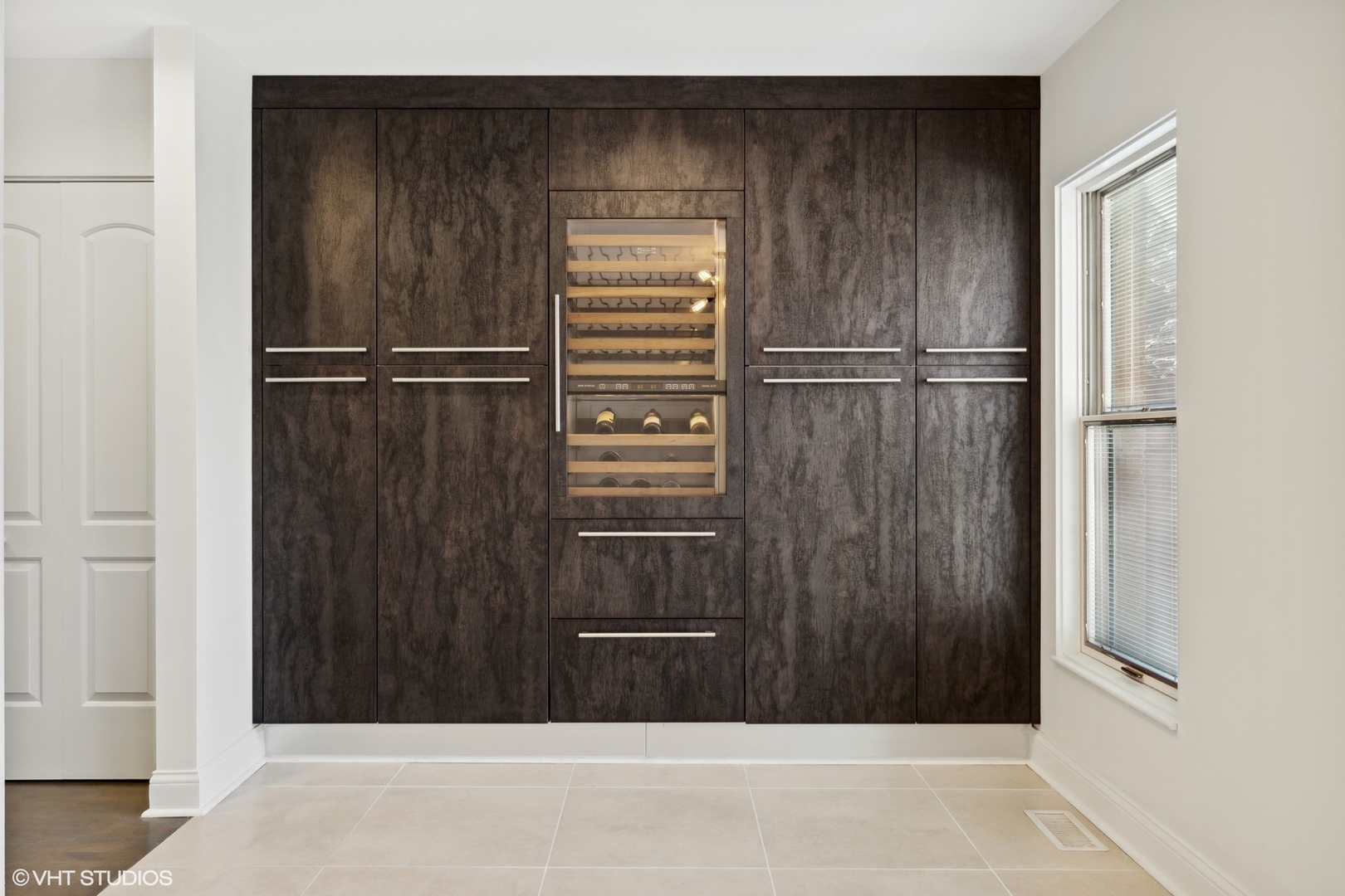 641 West Willow Street, Unit 117 Chicago, IL 60614 - Photo 14 of 44 a view of wooden door