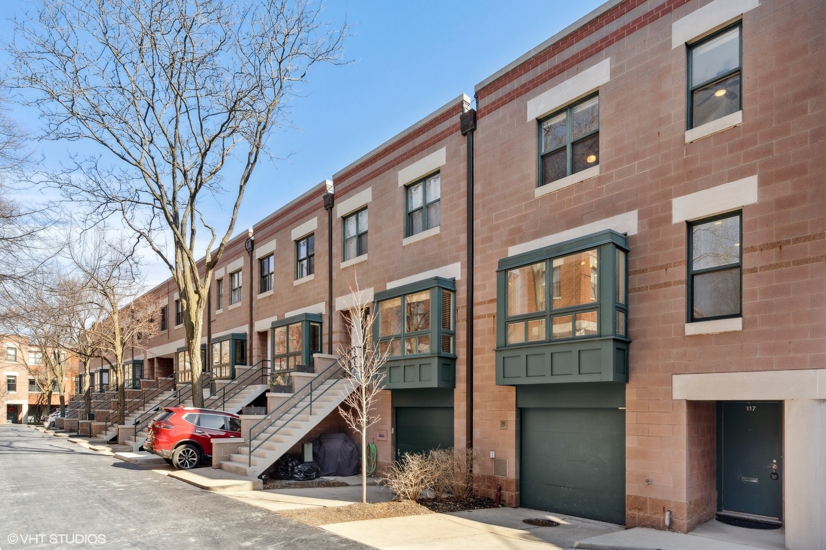 641 West Willow Street, Unit 117 Chicago, IL 60614 - Photo 2 of 44 a front view of a building with lot of cars and trees
