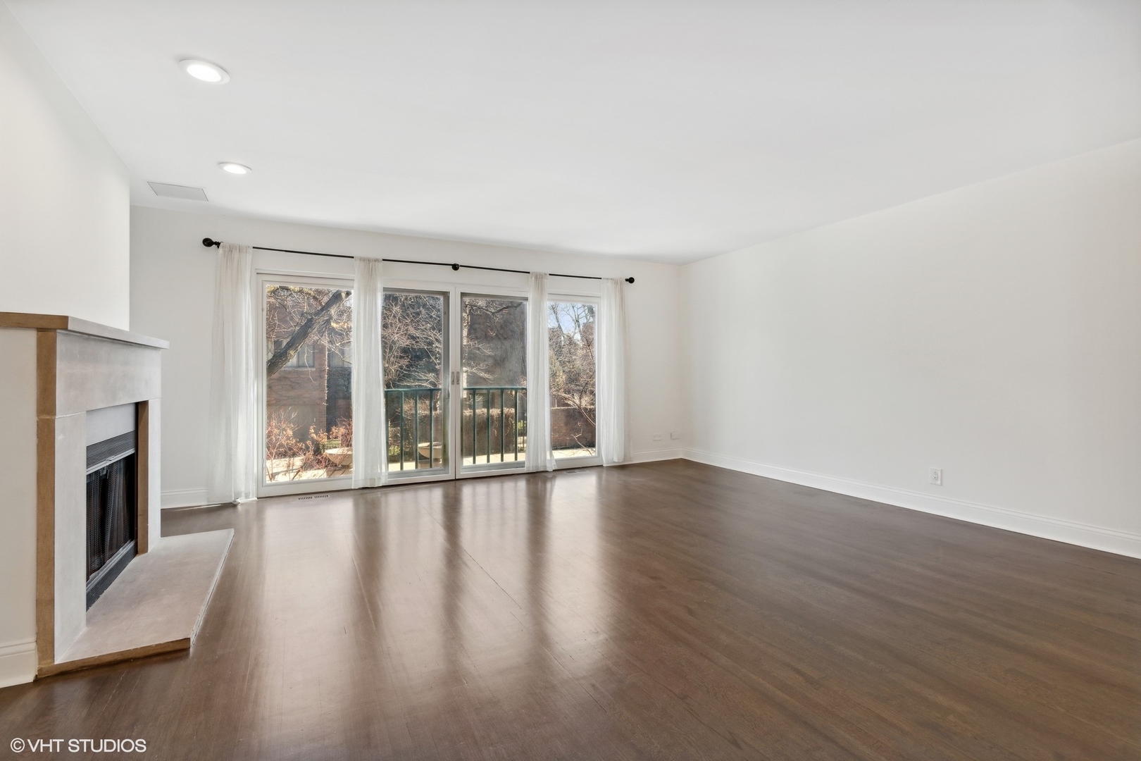 641 West Willow Street, Unit 117 Chicago, IL 60614 - Photo 23 of 44 a view of an empty room with wooden floor and a window