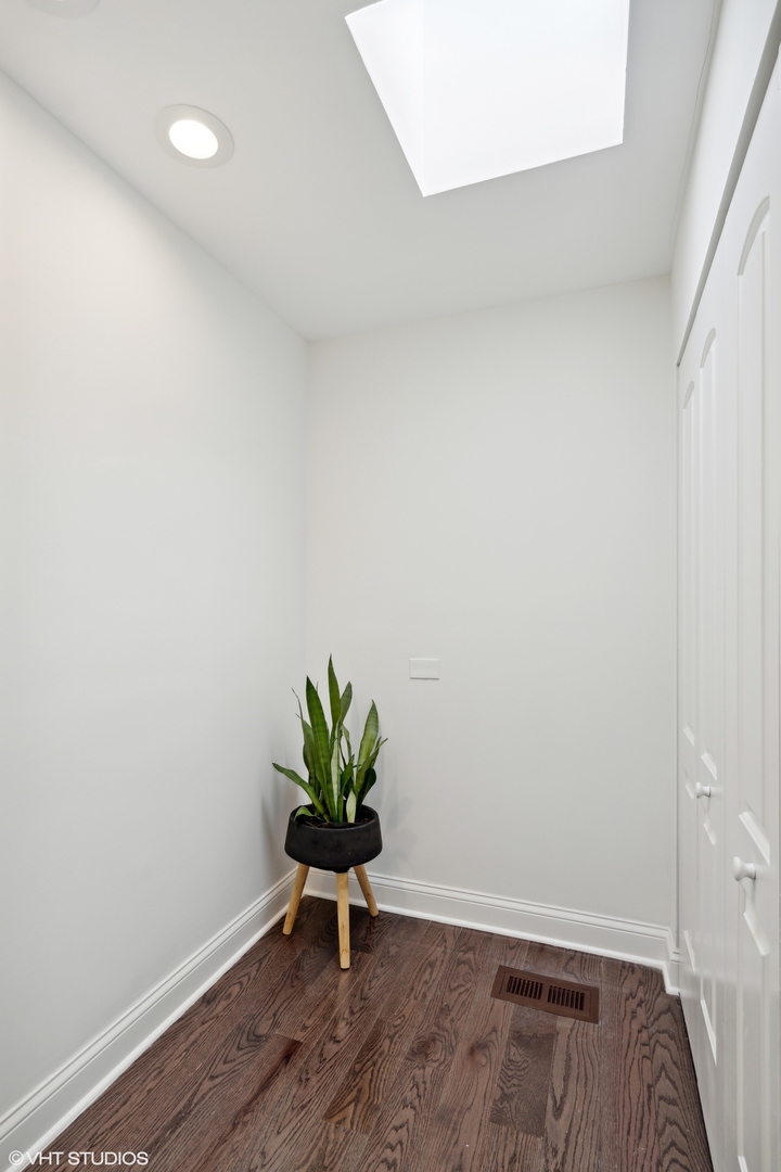 641 West Willow Street, Unit 117 Chicago, IL 60614 - Photo 33 of 44 a view of small space with wooden floor and bench