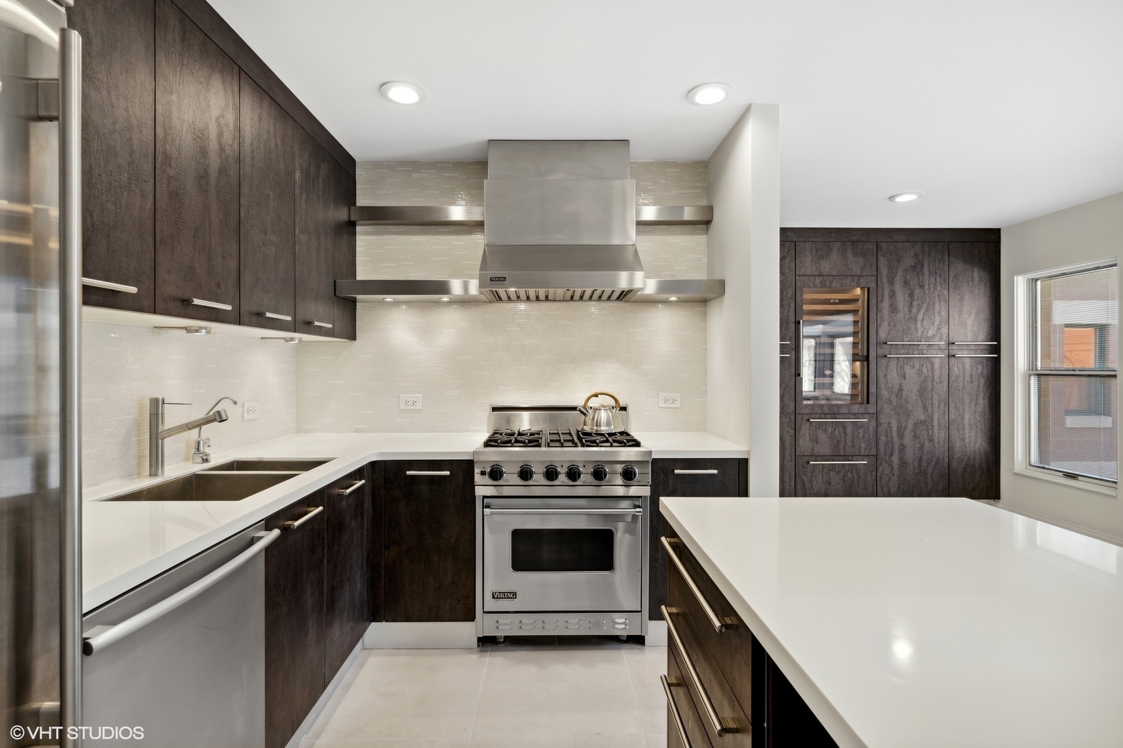 641 West Willow Street, Unit 117 Chicago, IL 60614 - Photo 9 of 44 a kitchen with a stove and a refrigerator
