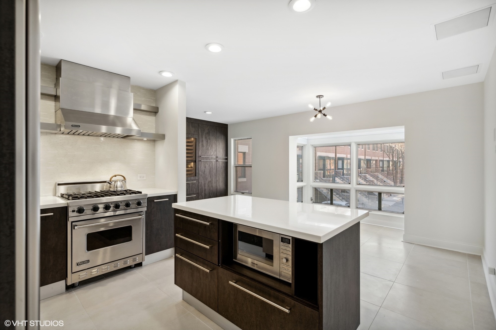 641 West Willow Street, Unit 117 Chicago, IL 60614 - Photo 10 of 44 a kitchen with a stove and a microwave