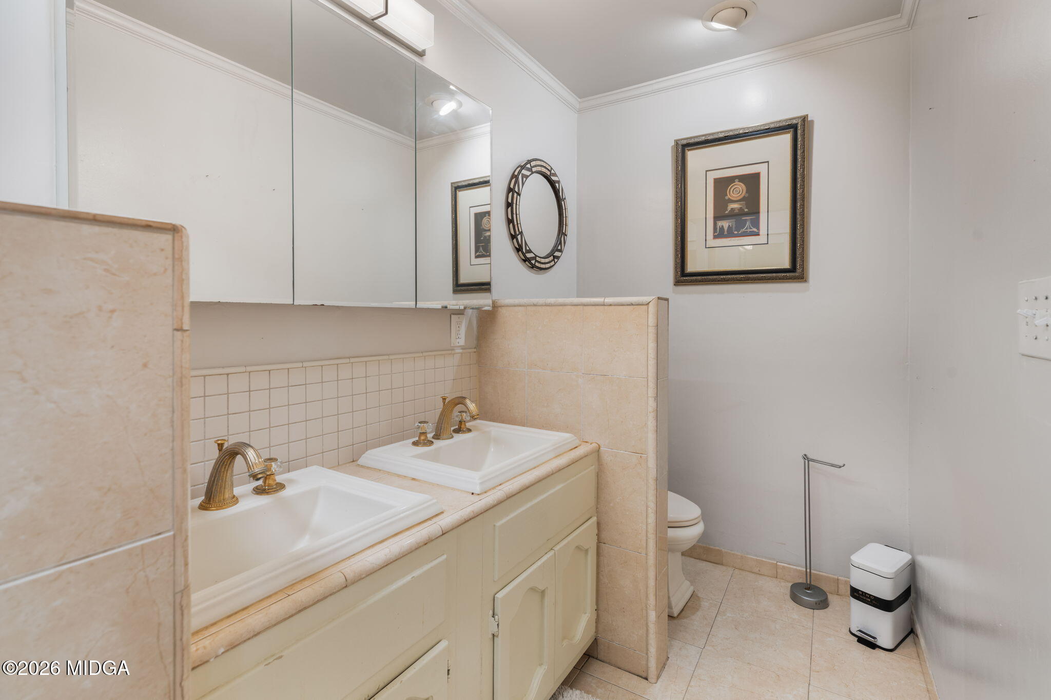 138 Deer Run Drive Macon, GA 31220 - Photo 33 of 114 a bathroom with a sink a toilet and a mirror