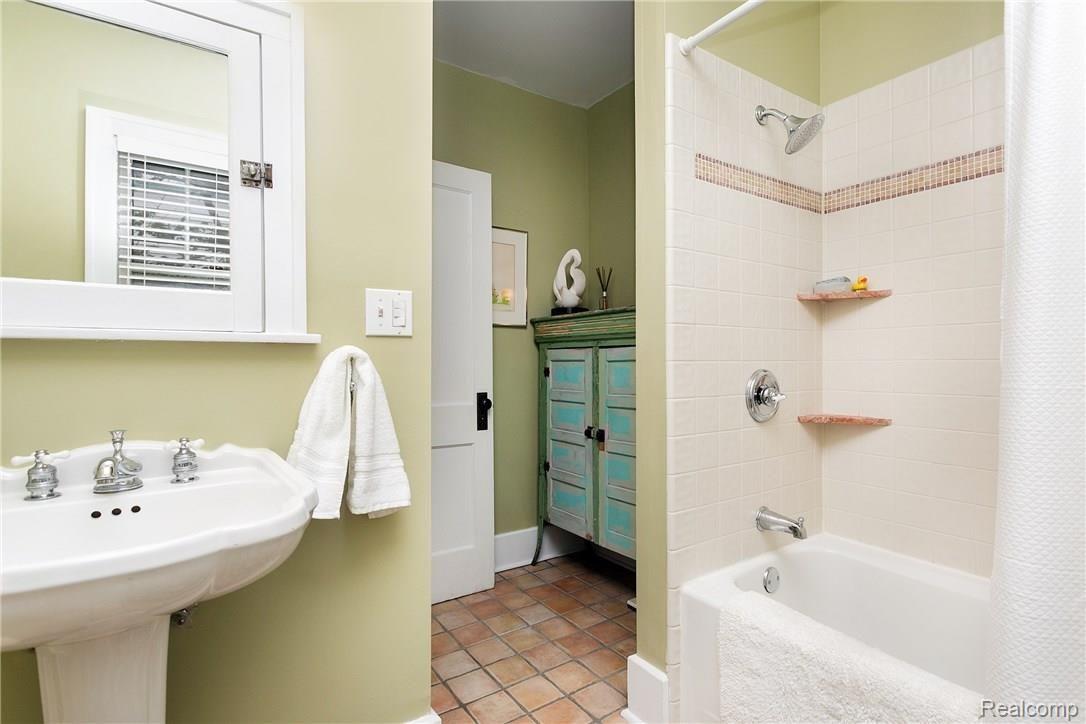 831 Lockwood Road Royal Oak, MI 48067 - Photo 25 of 53 Lockwood-25.jpg