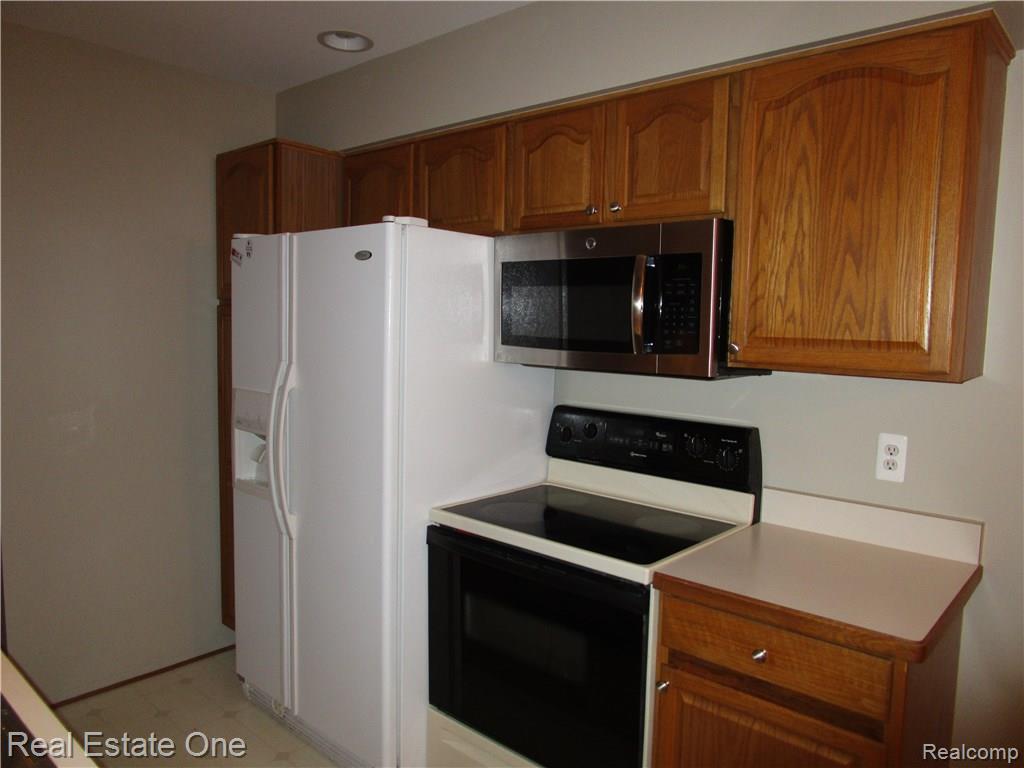 130 Pine Tree Ridge, Unit 50 Waterford, MI 48327 - Photo 8 of 22