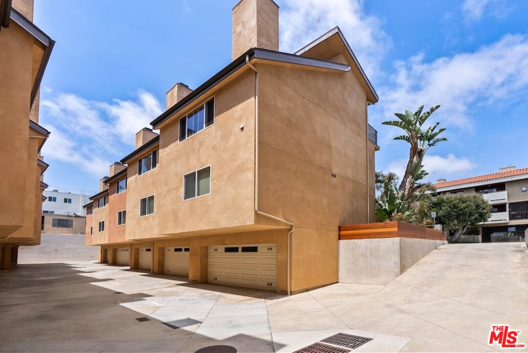 3971 Moore Street, Unit 102 Los Angeles, CA 90066 - Photo 33 of 35 a front view of a house with a yard