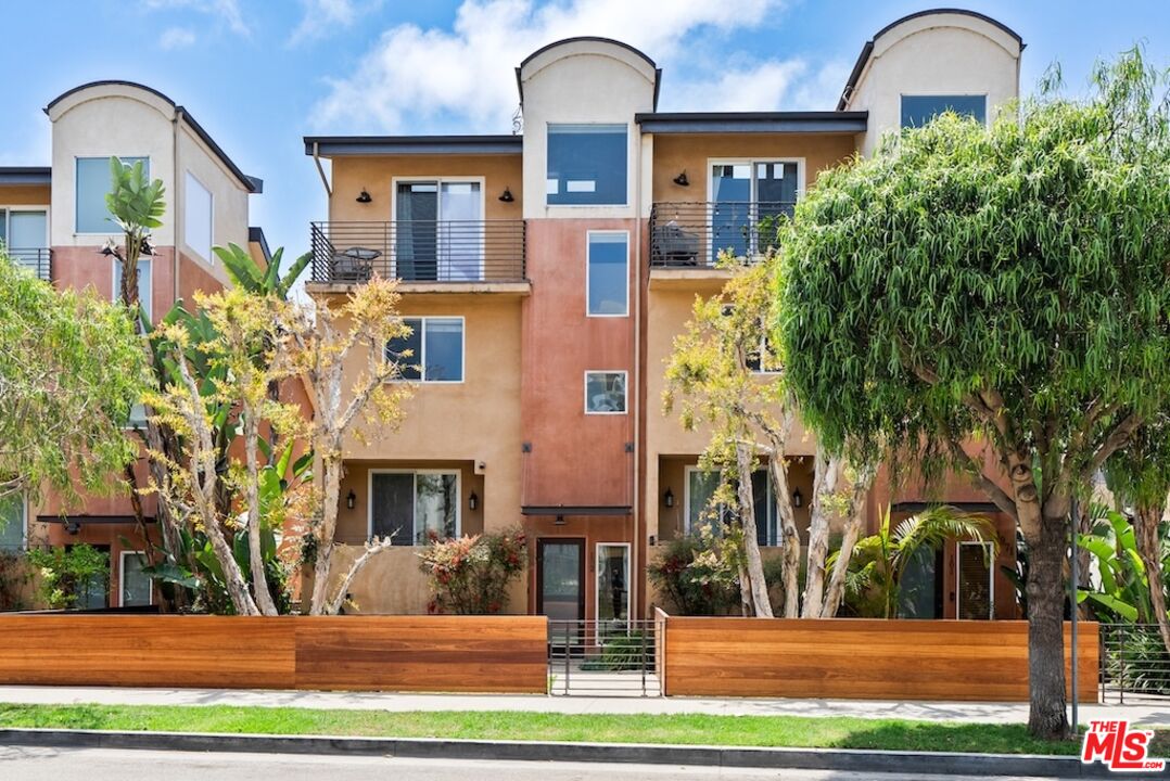 3971 Moore Street, Unit 102 Los Angeles, CA 90066 - Photo 35 of 35 a front view of house with yard