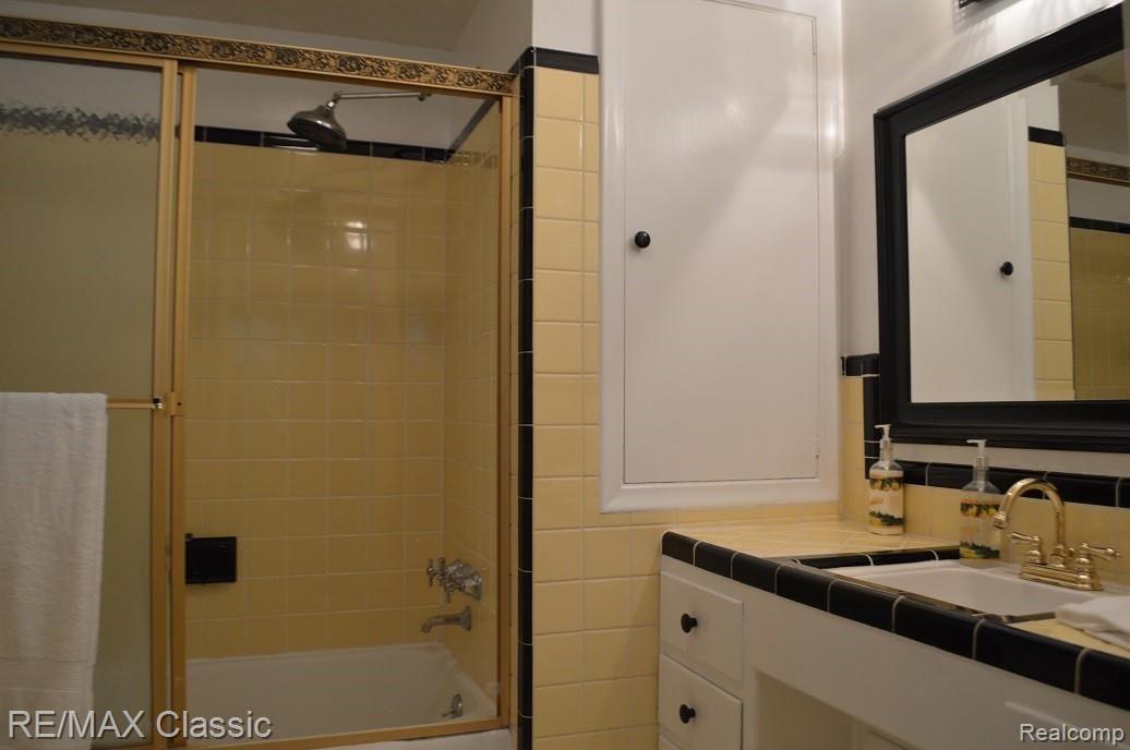 24720 Farmington Road Farmington, MI 48336 - Photo 12 of 30 Full bath off master br