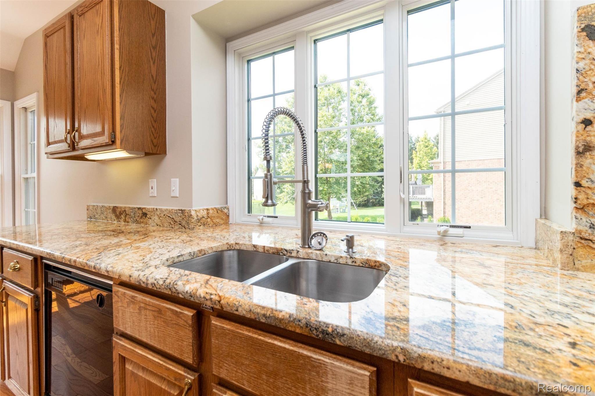 2399 Pleasant View Drive Rochester, MI 48306 - Photo 14 of 57 19.jpg