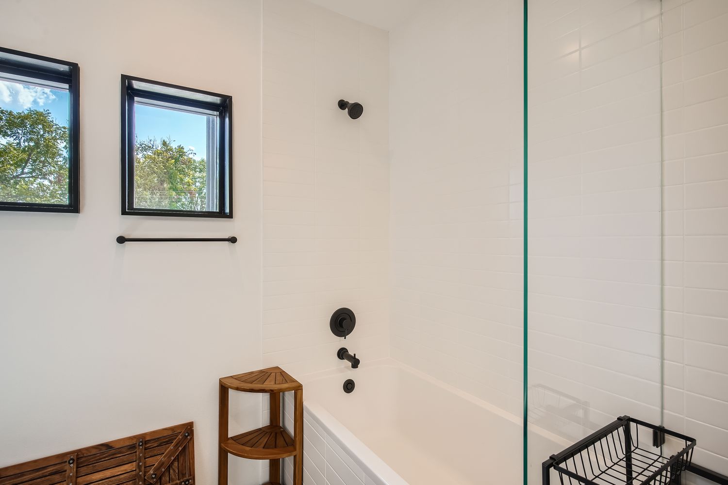 7525 Delafield Lane, Unit A Austin, TX 78752 - Photo 24 of 33 a bathroom with a bathtub