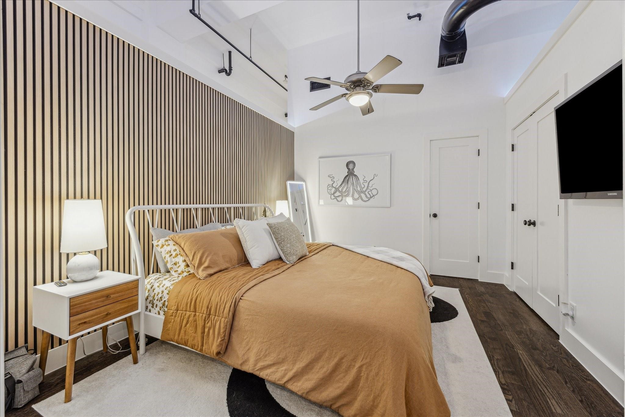 915 Franklin Street, Unit 2F Houston, TX 77002 - Photo 15 of 50 a bed room with a bed and a flat tv screen