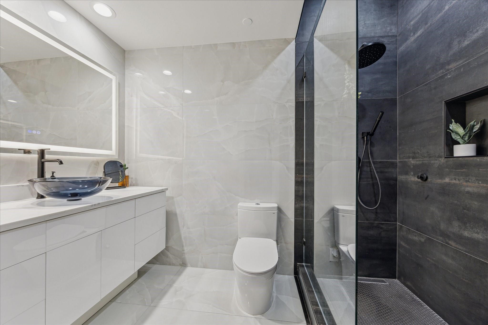 915 Franklin Street, Unit 2F Houston, TX 77002 - Photo 17 of 50 a bathroom with a toilet sink and shower