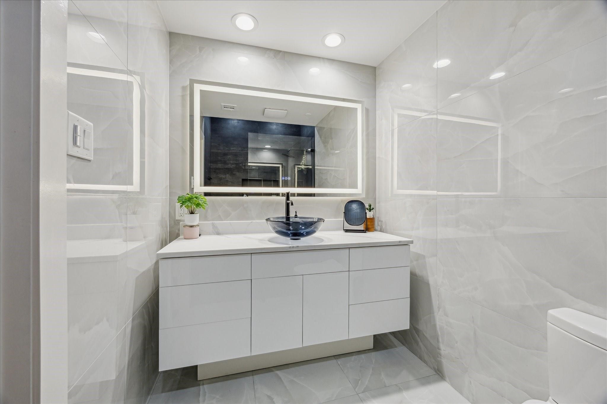 915 Franklin Street, Unit 2F Houston, TX 77002 - Photo 18 of 50 a bathroom with a sink and a mirror