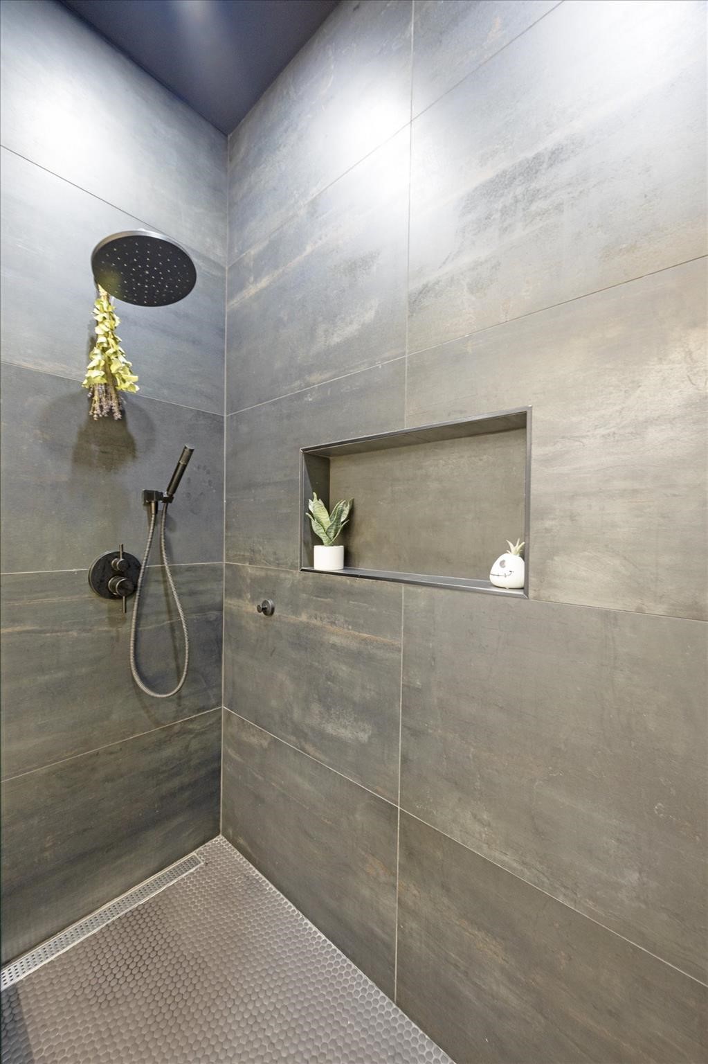 915 Franklin Street, Unit 2F Houston, TX 77002 - Photo 19 of 50 a bathroom with a shower