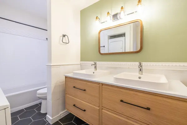 $1,325 | 10049 Westpark Drive, Unit 125, Houston, TX 77042