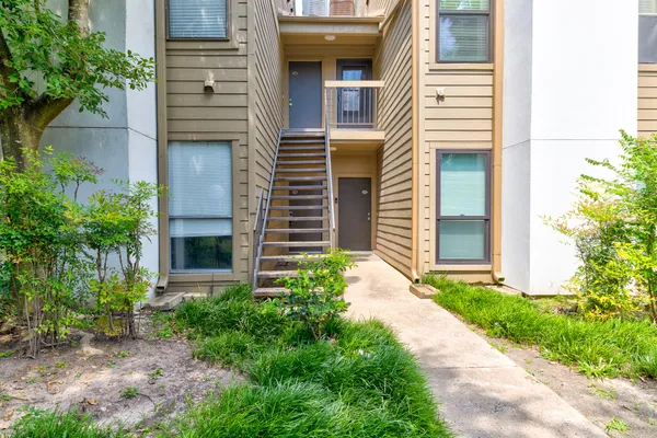 $1,325 | 10049 Westpark Drive, Unit 125, Houston, TX 77042