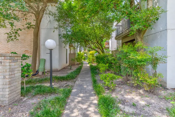 $1,325 | 10049 Westpark Drive, Unit 125, Houston, TX 77042