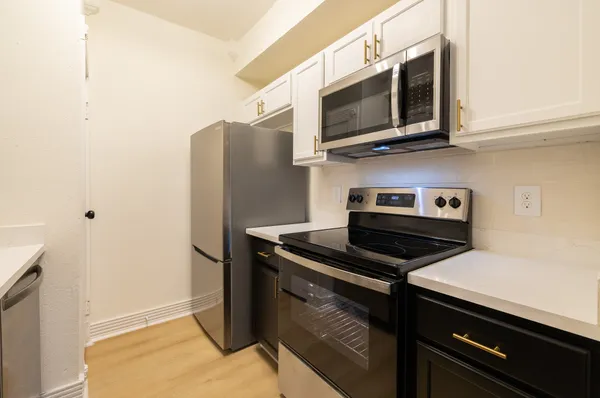 $1,325 | 10049 Westpark Drive, Unit 125, Houston, TX 77042