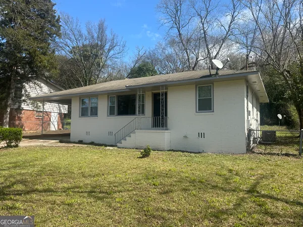 a view of a house with a yard
