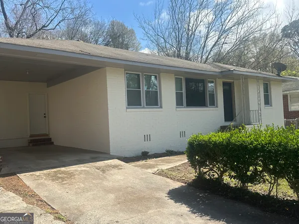 a view of a house with a yard