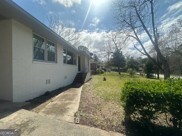 a view of a house with a yard