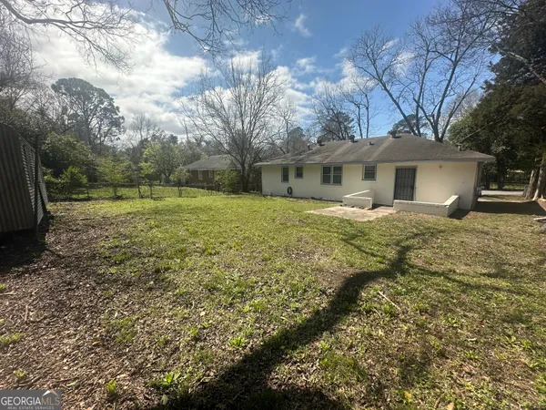 a view of a house with a yard