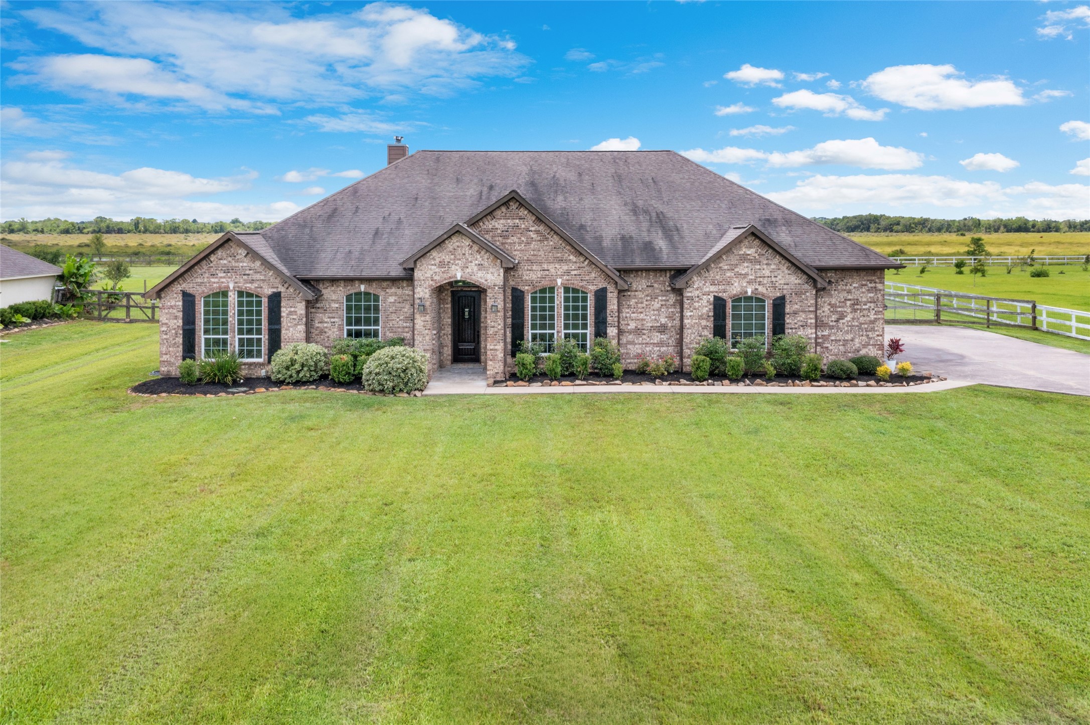 7842 Pebble Hill Lane Rosharon, TX 77583 - Photo 3 of 33 a front view of house with yard and green space