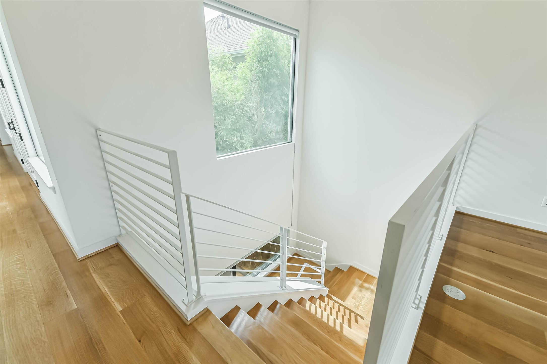 815 Alexander Street Houston, TX 77007 - Photo 27 of 49 Staicase leading to the second floor.