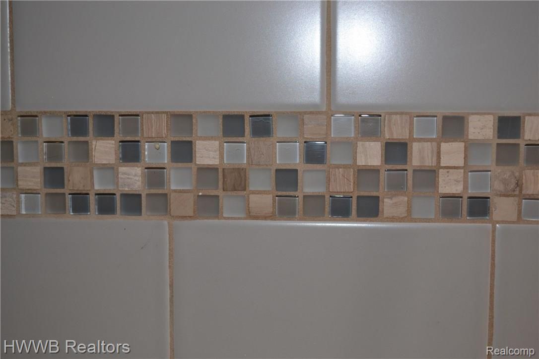 981 Hemlock Drive Rochester, MI 48307 - Photo 13 of 40 12-Backsplash.JPG