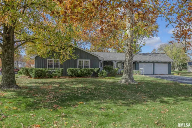 $199,500 | 106 Lakeview Drive, Carlinville, IL 62626