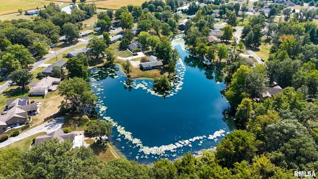 $199,500 | 106 Lakeview Drive, Carlinville, IL 62626