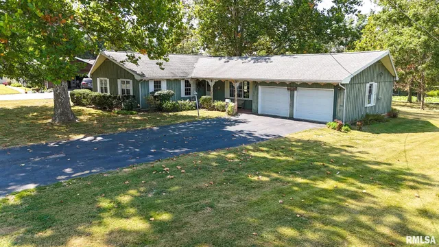 $199,500 | 106 Lakeview Drive, Carlinville, IL 62626