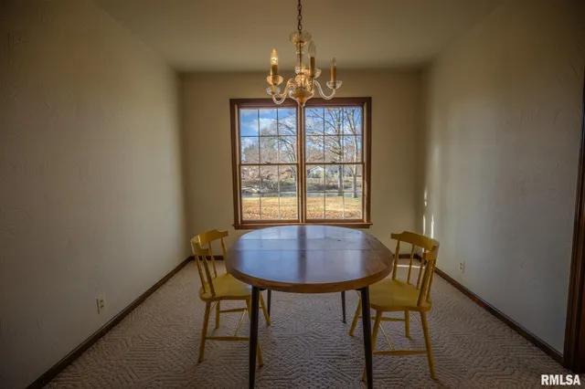 $189,500 | 106 Lakeview Drive, Carlinville, IL 62626