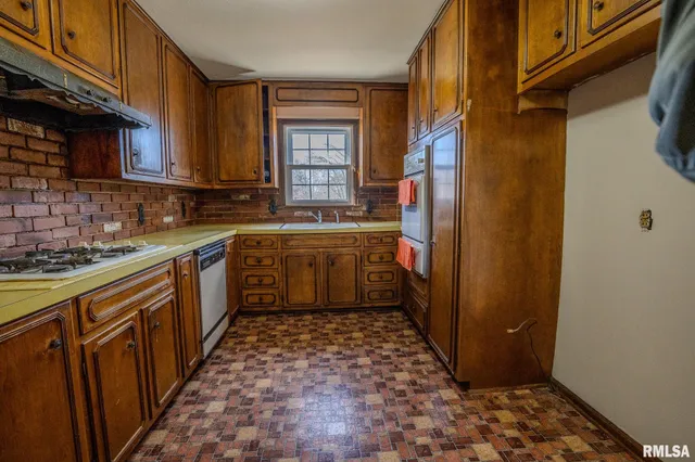 $189,500 | 106 Lakeview Drive, Carlinville, IL 62626