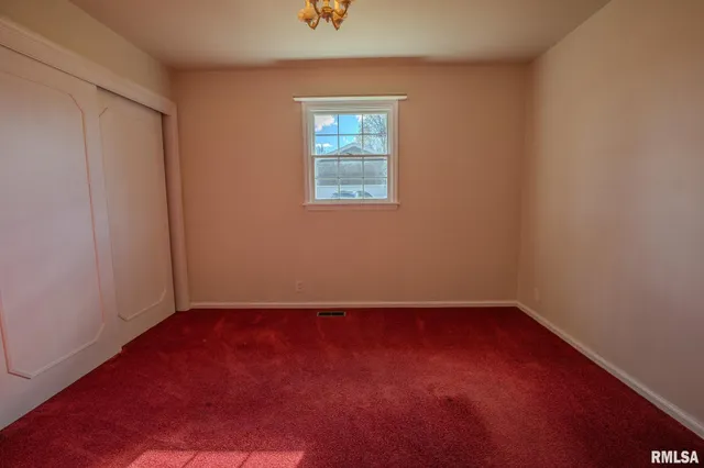 $189,500 | 106 Lakeview Drive, Carlinville, IL 62626