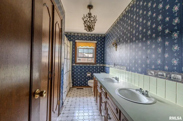 $199,500 | 106 Lakeview Drive, Carlinville, IL 62626