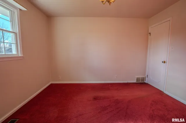 $189,500 | 106 Lakeview Drive, Carlinville, IL 62626