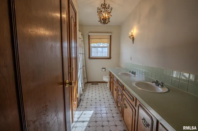 $189,500 | 106 Lakeview Drive, Carlinville, IL 62626