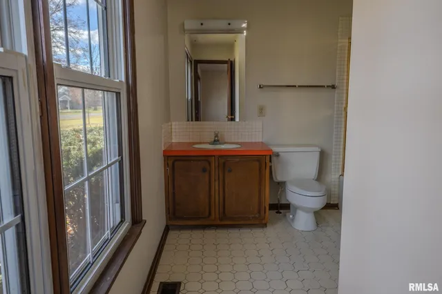 $189,500 | 106 Lakeview Drive, Carlinville, IL 62626