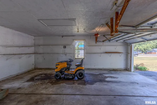 $189,500 | 106 Lakeview Drive, Carlinville, IL 62626