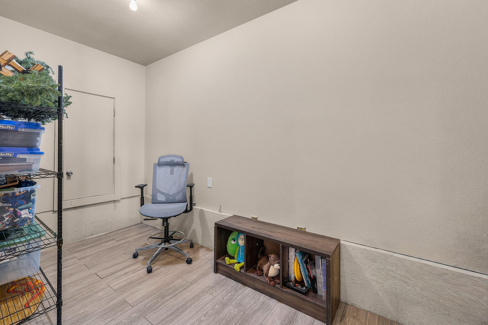 6040 Gravett Road Prineville, OR 97754 - Photo 34 of 77 a view of workspace with wooden floor