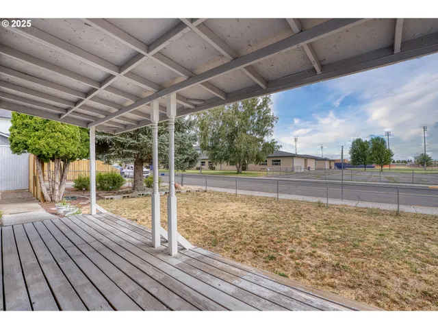 a view of a backyard