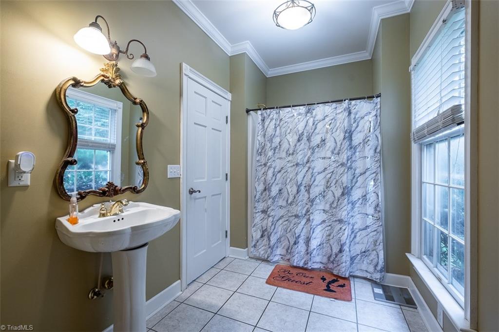 328 Laurelwood Road State Road, NC 28676 - Photo 20 of 39 Full bathroom located on main level.