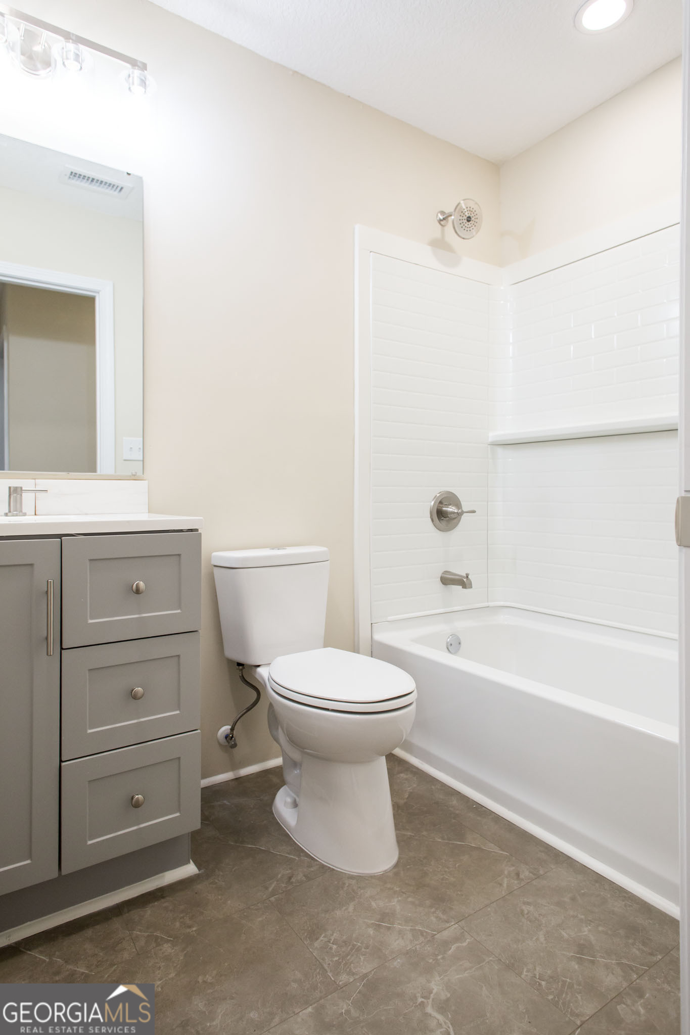 407 Pineview Drive Waycross, GA 31501 - Photo 17 of 35 a bathroom with a toilet a sink and bathtub