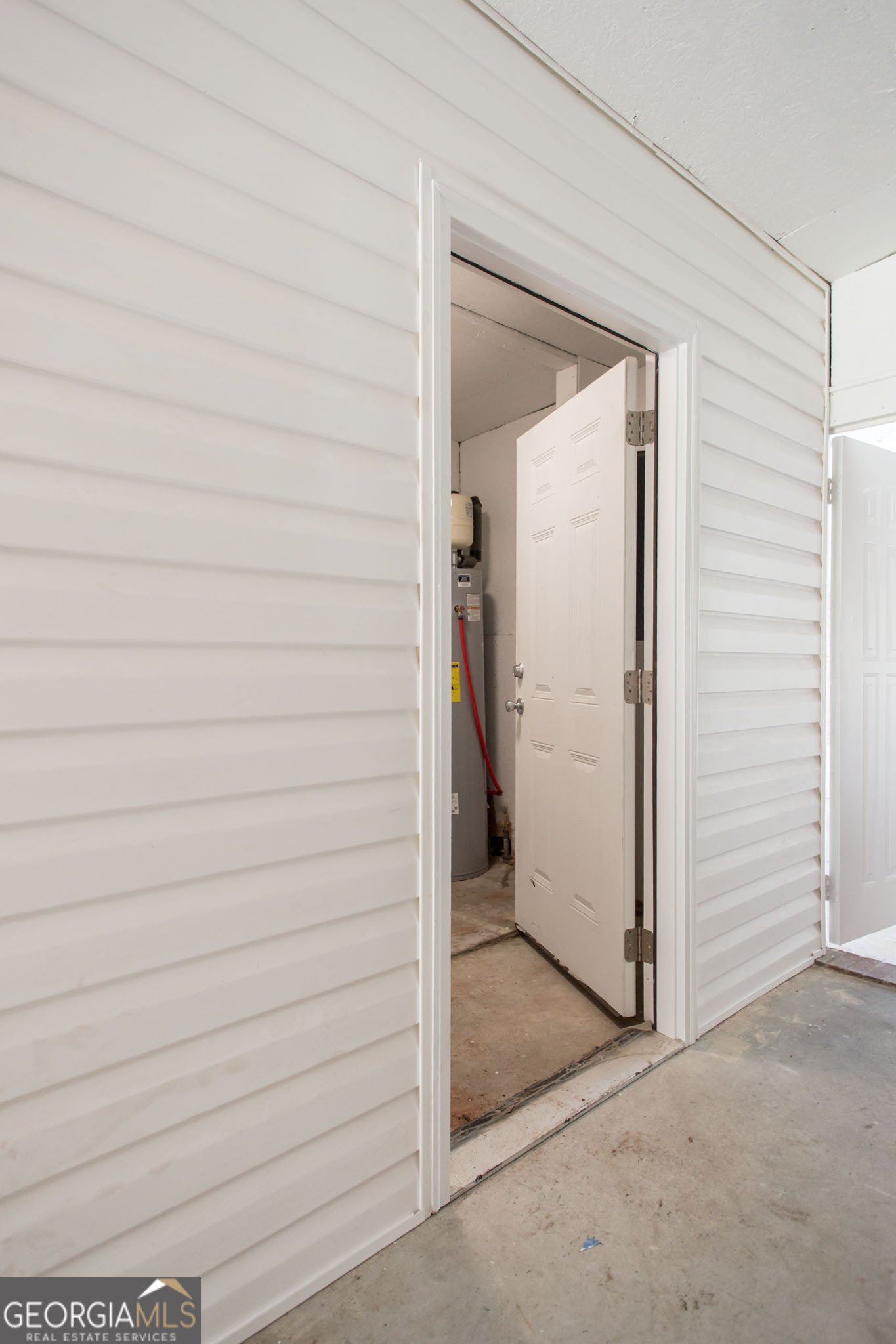 407 Pineview Drive Waycross, GA 31501 - Photo 28 of 35 an empty room with a bench