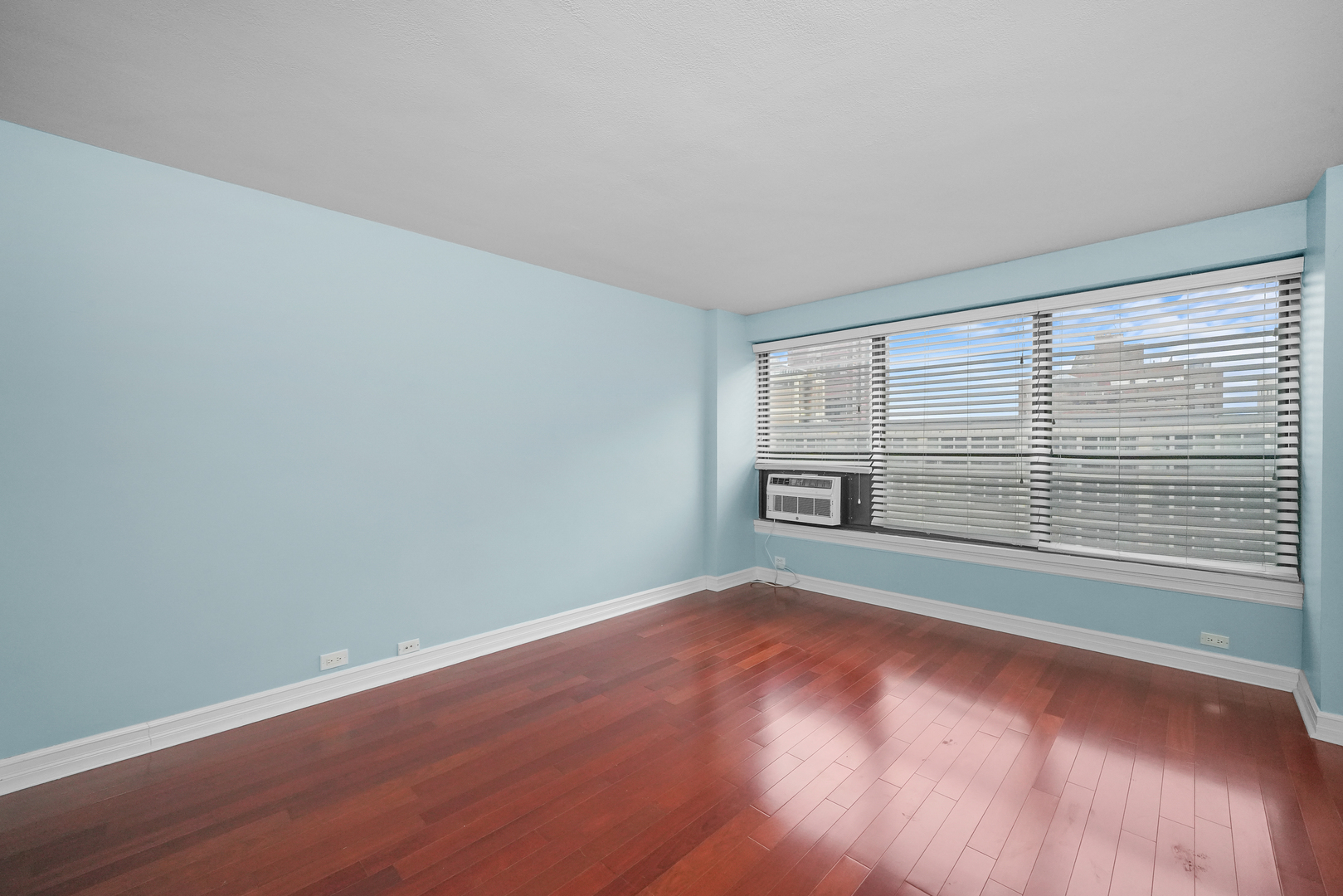 2930 North Sheridan Road, Unit 1411 Chicago, IL 60657 - Photo 17 of 34 Gallery Image 17