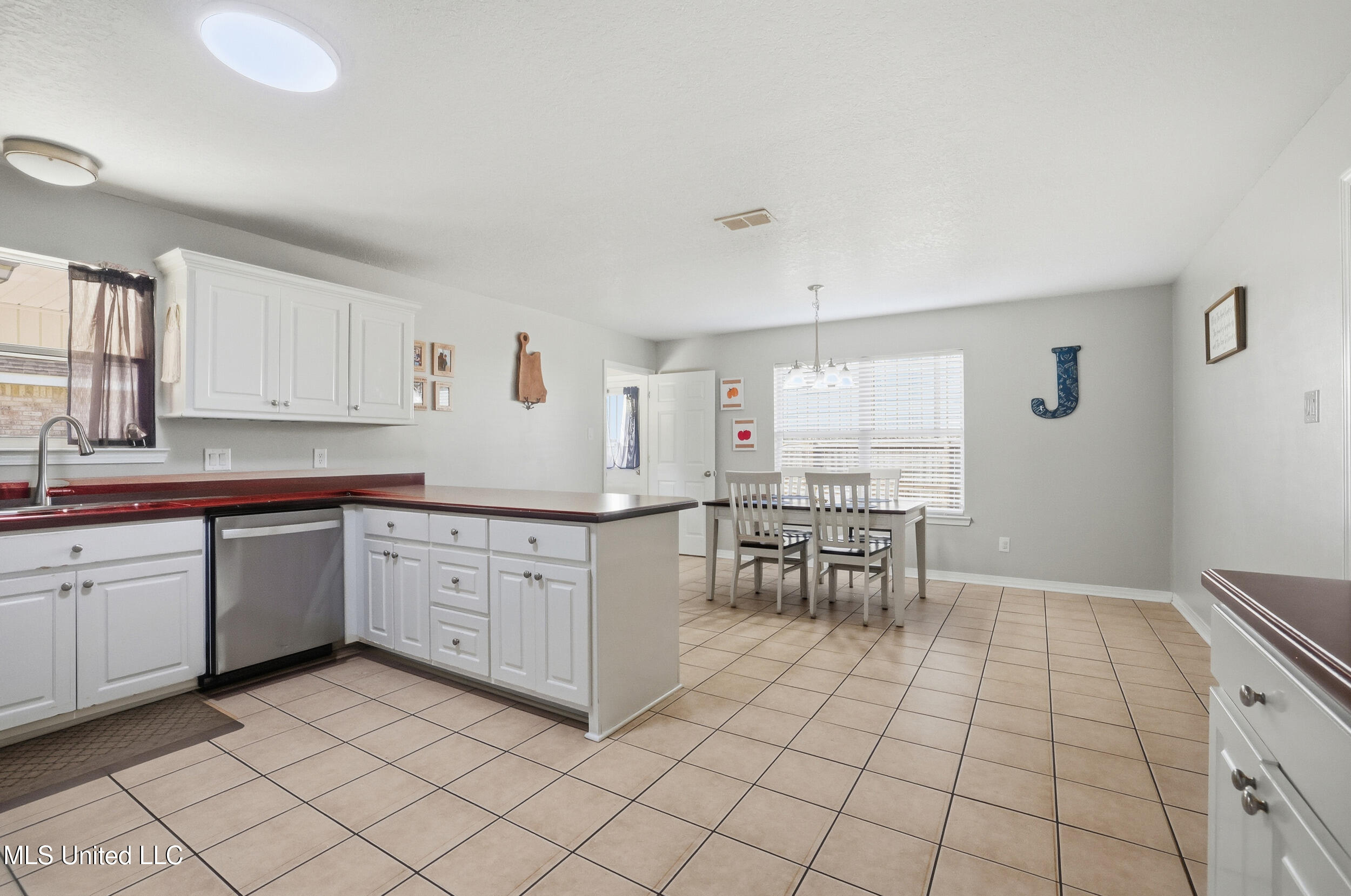 10411 3rd Avenue D'Iberville, MS 39540 - Photo 7 of 35 11_r6__1219