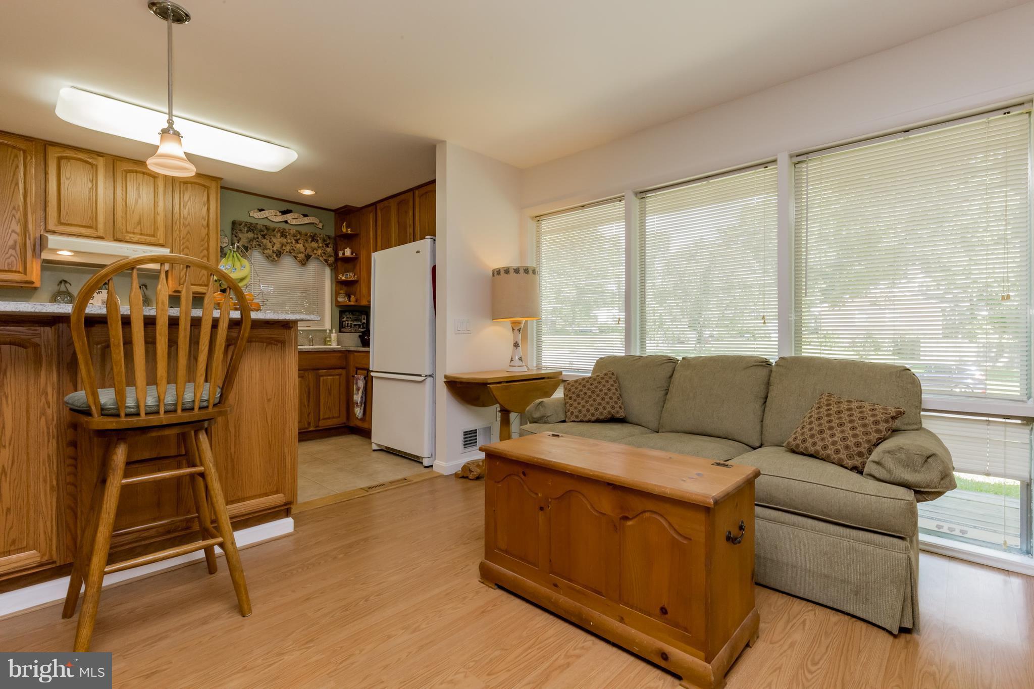 5404 Juliet Street Springfield, VA 22151 - Photo 4 of 20 Living Room