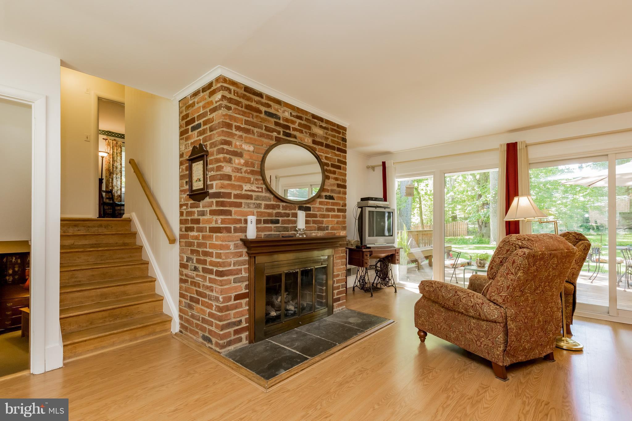 5404 Juliet Street Springfield, VA 22151 - Photo 7 of 20 Living Room