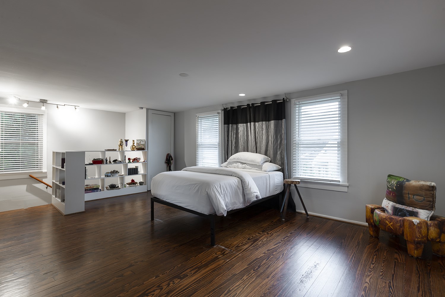 1209 Bomar Street Houston, TX 77006 - Photo 18 of 23 a spacious bedroom with a bed and a couch